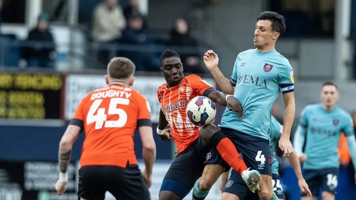 Soi kèo phạt góc Luton Town vs Burnley, 02h00 ngày 13/08 - Ảnh 1