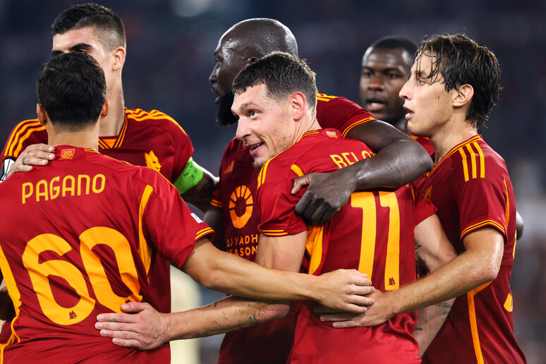 Soi kèo phạt góc Cagliari vs AS Roma, 01h45 ngày 19/08 - Ảnh 1